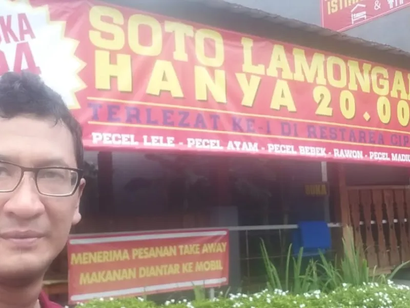 SEGARNYA MENYANTAP SOTO LAMONGAN DI REST AREA 101 TOL CIPALI