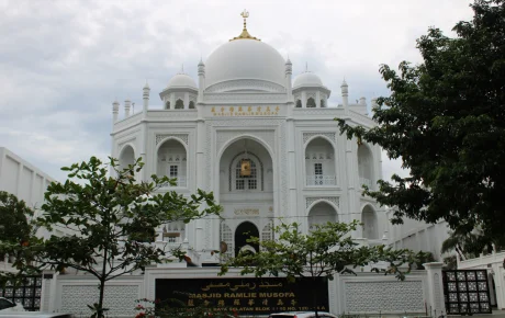 MASJID RAMLIE MUSOFA SERASA BERADA DI TAJ MAHAL