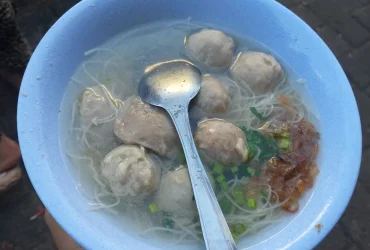 RELA ANTRE DAN MAKAN BERDIRI DEMI SEMANGKUK BASO