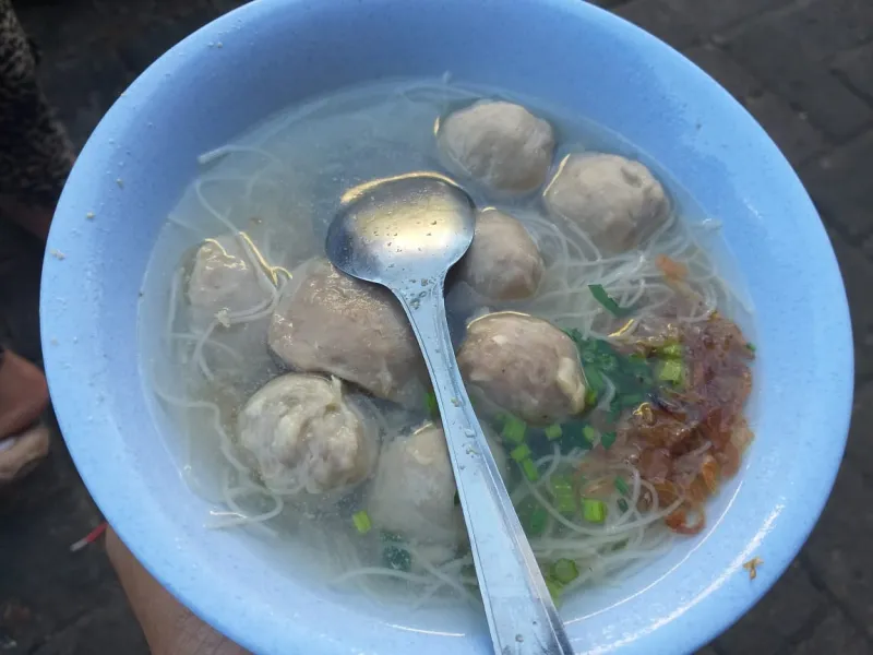 RELA ANTRE DAN MAKAN BERDIRI DEMI SEMANGKUK BASO