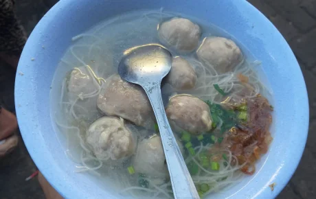 RELA ANTRE DAN MAKAN BERDIRI DEMI SEMANGKUK BASO