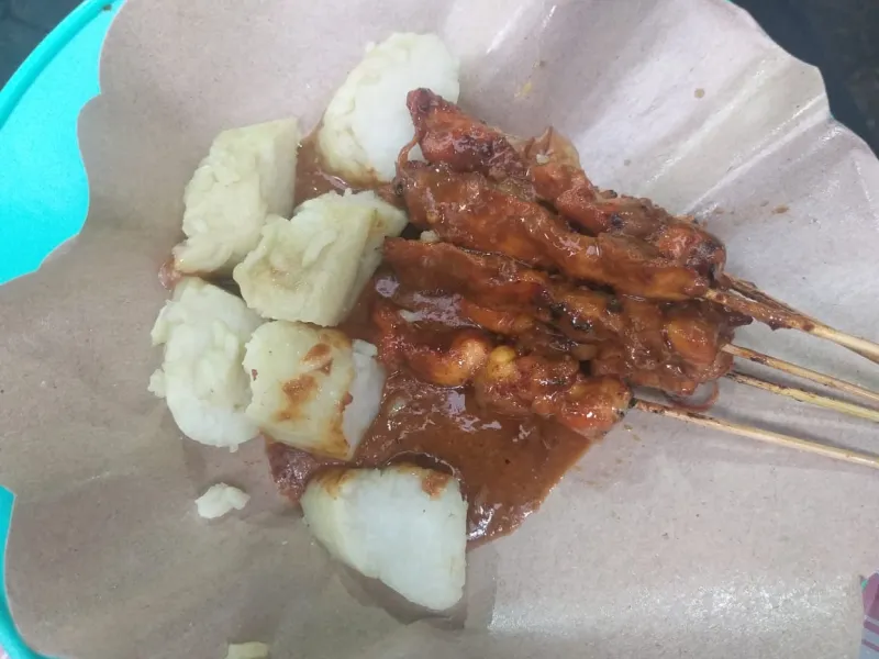 MENIKMATI SAJIAN SATE YANG BEKERJA DALAM DUA SHIFT