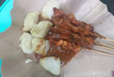 MENIKMATI SAJIAN SATE YANG BEKERJA DALAM DUA SHIFT