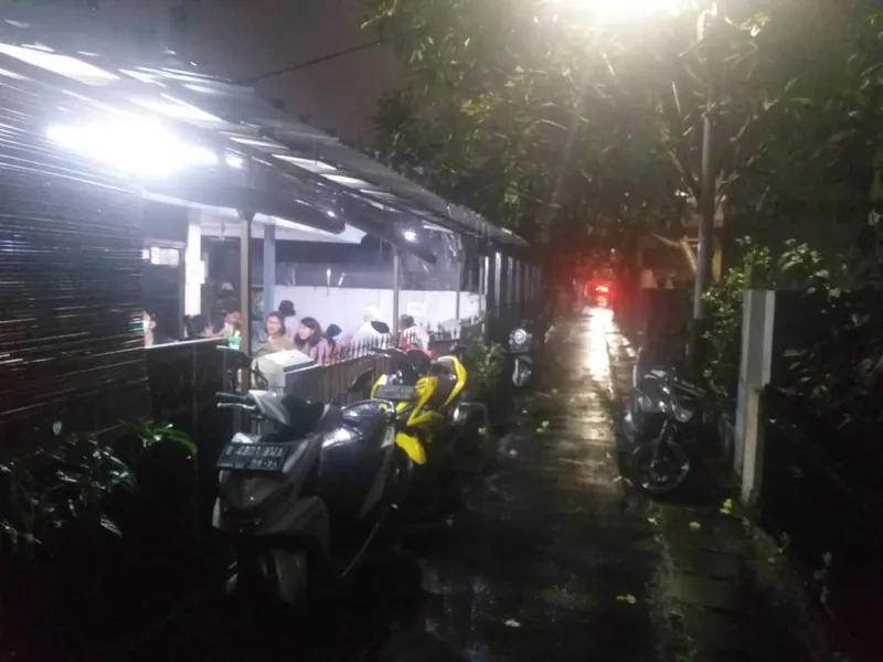 RELA ANTRE MENYANTAP MASAKAN KHAS JEPANG YANG TERLETAK DI GANG PERUMAHAN YANG HANYA CUKUP UNTUK LEWAT MOTOR