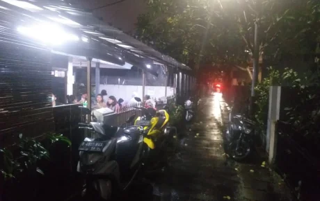 RELA ANTRE MENYANTAP MASAKAN KHAS JEPANG YANG TERLETAK DI GANG PERUMAHAN YANG HANYA CUKUP UNTUK LEWAT MOTOR