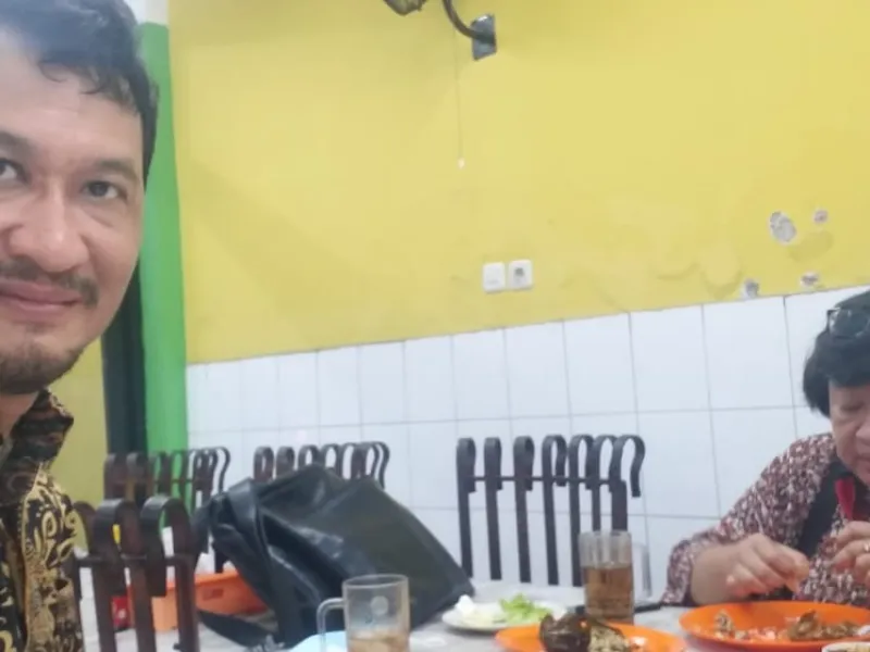 KULINER LEGENDARIS AYAM GORENG DI RAWAMANGUN