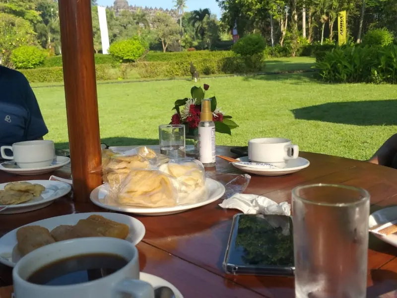 MENIKMATI CANDI BOROBUDUR DARI DEPAN PEKARANGAN HOTEL LANGSUNG