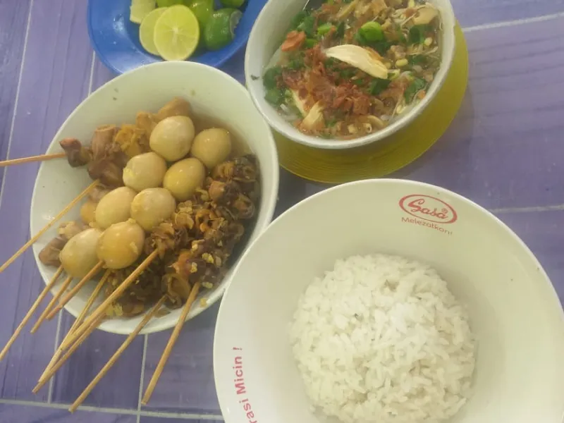 MENCICIPI SATU SOTO AYAM LEGENDARIS DI KOTA SEMARANG