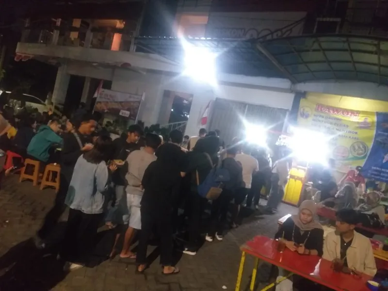 RELA ANTRE BERBARIS PANJANG DEMI SEPIRING RAWON DAN JEROANNYA