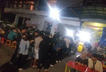 RELA ANTRE BERBARIS PANJANG DEMI SEPIRING RAWON DAN JEROANNYA