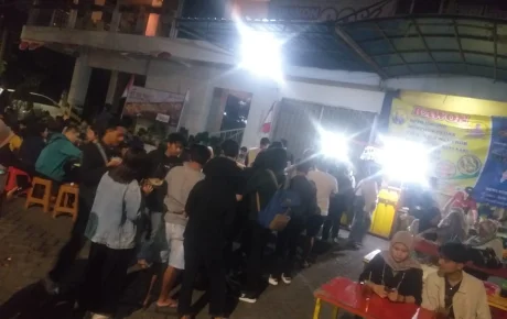 RELA ANTRE BERBARIS PANJANG DEMI SEPIRING RAWON DAN JEROANNYA