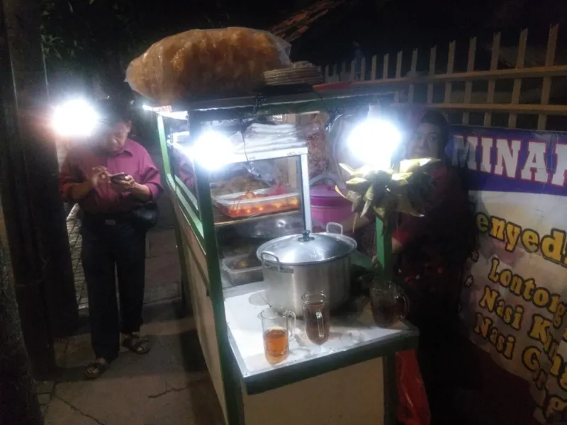 SARAPAN LENGKAP SAAT PAGI BUTA DI KEMAYORAN YANG ALAMATNYA TAK ADA DI PETA