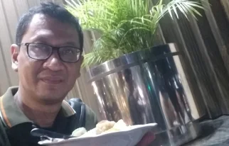 AYAM GORENG GOHYONG MALAYA RELA ANTRE DAN MAKAN DI TANGGA PINTU MASUK PERKANTORAN