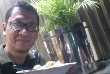 AYAM GORENG GOHYONG MALAYA RELA ANTRE DAN MAKAN DI TANGGA PINTU MASUK PERKANTORAN